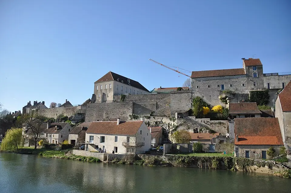 Image: Remi Mathis · CC BY-SA 3.0 Enceinte médiévale de Pesmes