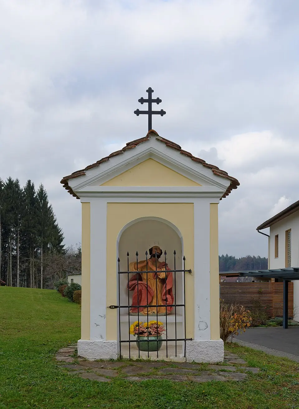 Kalvarienberg, Stationskapelle mit hl. Petrus