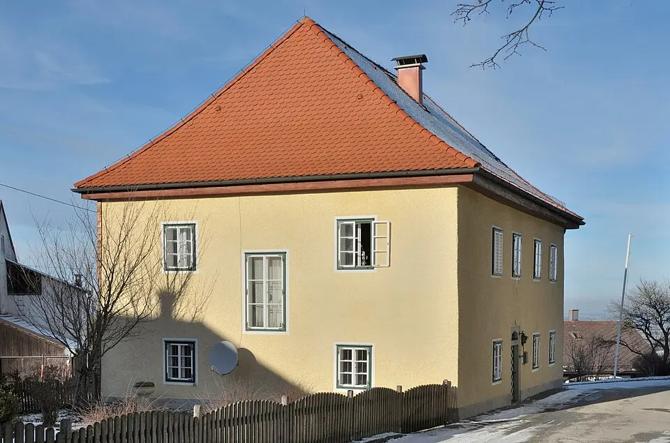 Bild: Isiwal (talk) · CC BY-SA 3.0 AT Pfarrhof