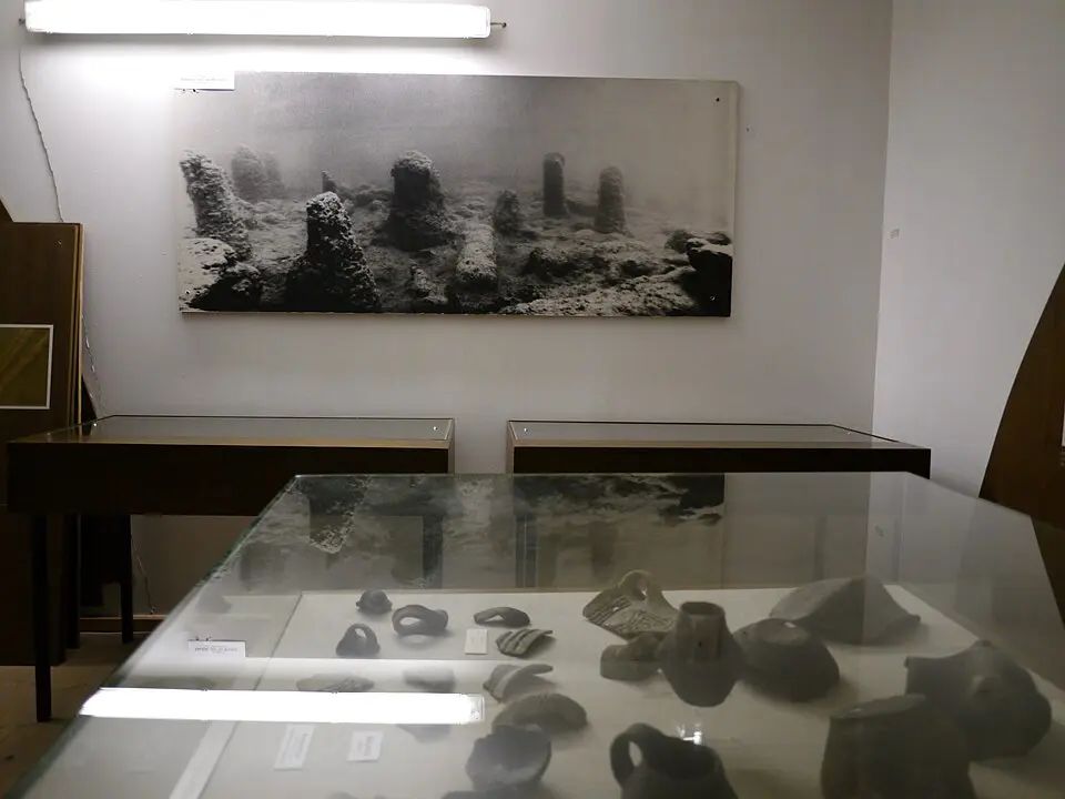 Slika: Thomas Ledl · CC BY-SA 3.0 AT Pfahlbau- und Klostermuseum Mondsee