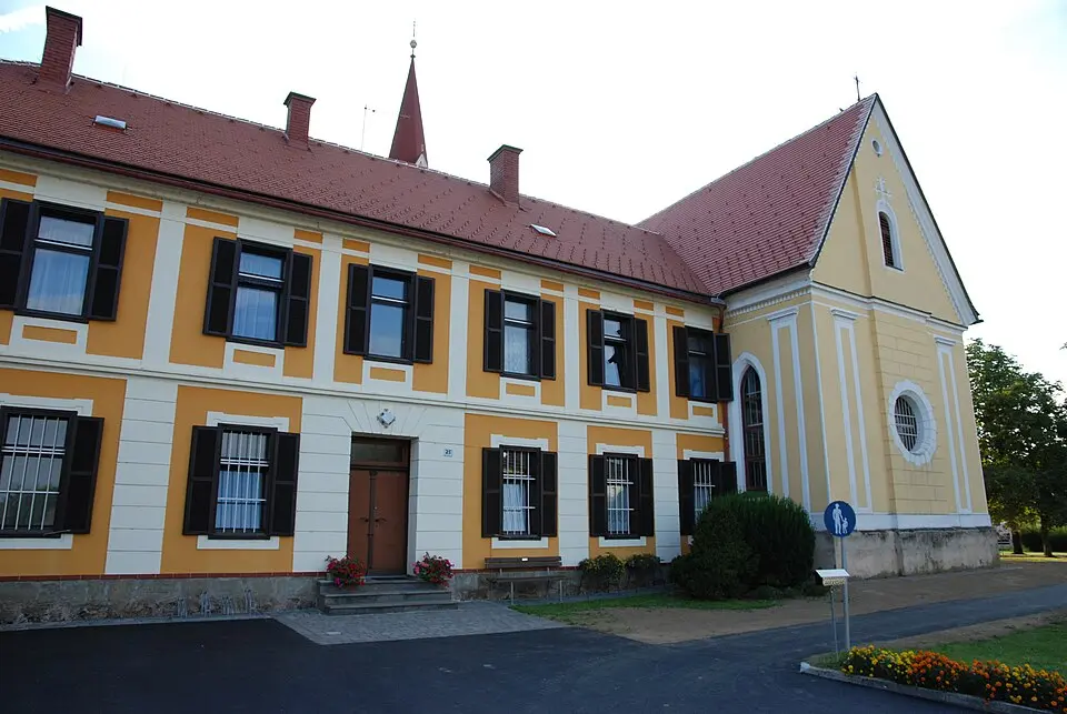 Slika: Ueb-at · CC BY-SA 3.0 Pfarrhof