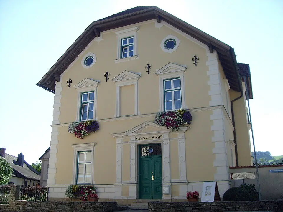 Image: Hundsstern (talk) · CC BY-SA 3.0 AT Pfarrhof