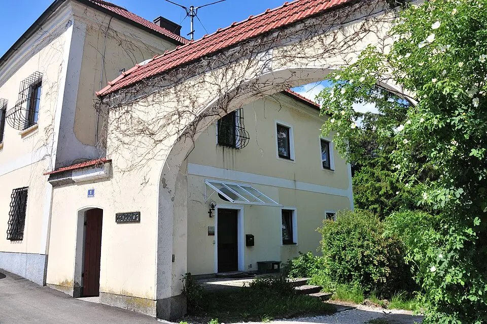 Obrázok: FranzOvilava (talk) · CC BY-SA 3.0 AT Pfarrhof