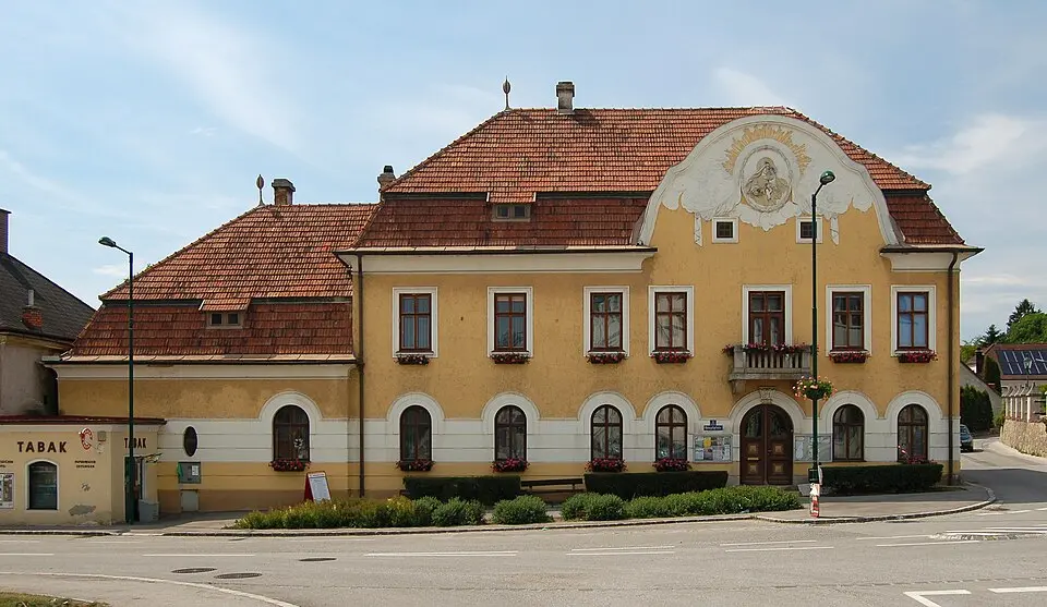 Slika: Herzi Pinki · CC BY-SA 3.0 Pfarrhof