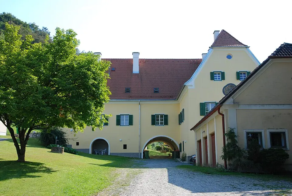 Image: Ueb-at · CC BY-SA 3.0 Pfarrhof Wolfsberg im Schwarzautal