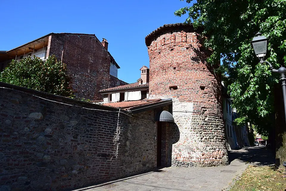 antico torrione di ingresso al castello (ex Valli)