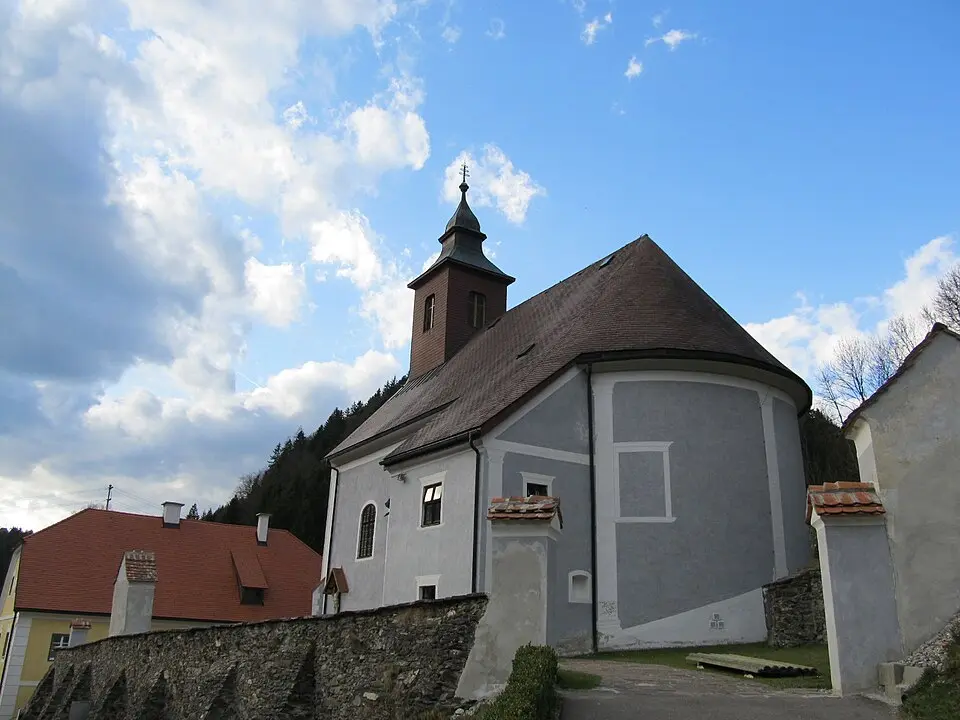 Kath. Pfarrkirche hl. Jakobus der Ältere und ehem. Friedhof mit Ummauerung und Initienkapellen