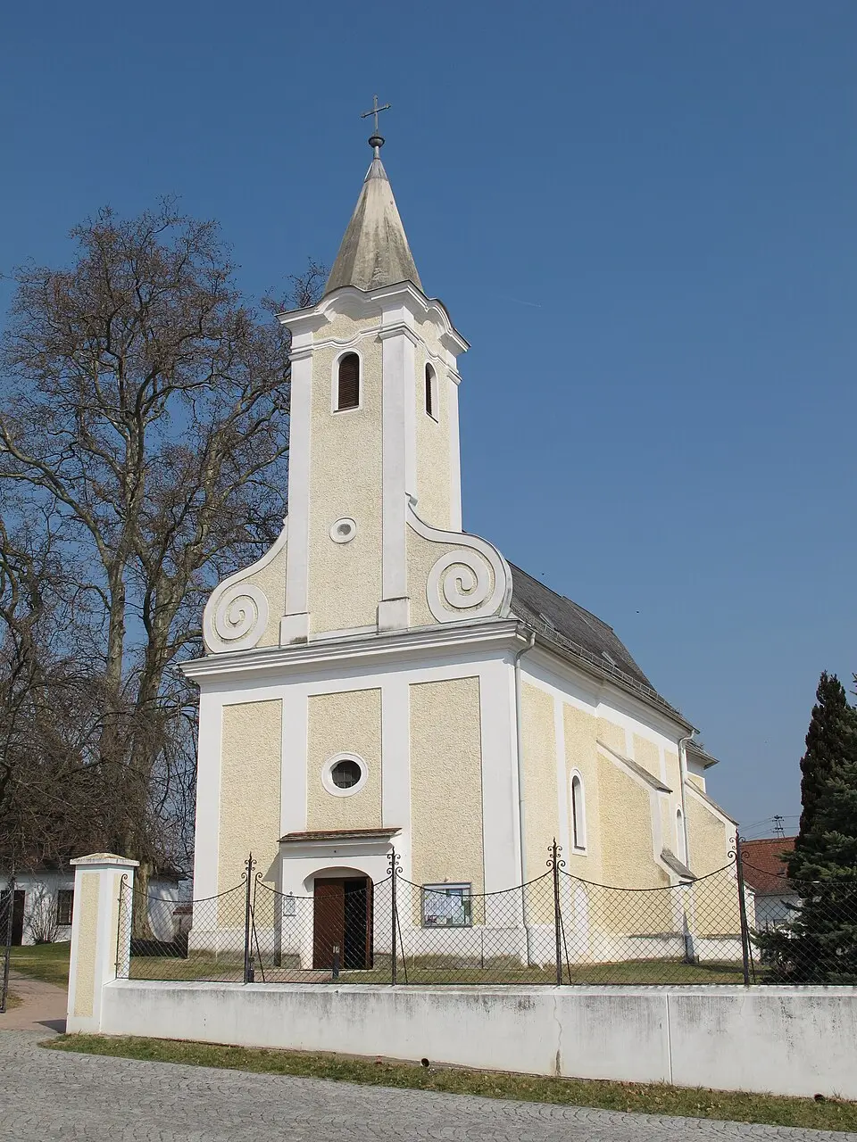 Image: Ueb-at · CC BY-SA 3.0 Saint Vitus Church
