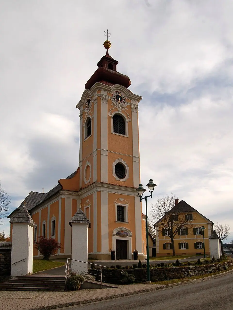 Obrázok: Herzi Pinki · CC BY-SA 3.0 Kath. Pfarrkirche hl. Ägydius und ehem. Friedhof