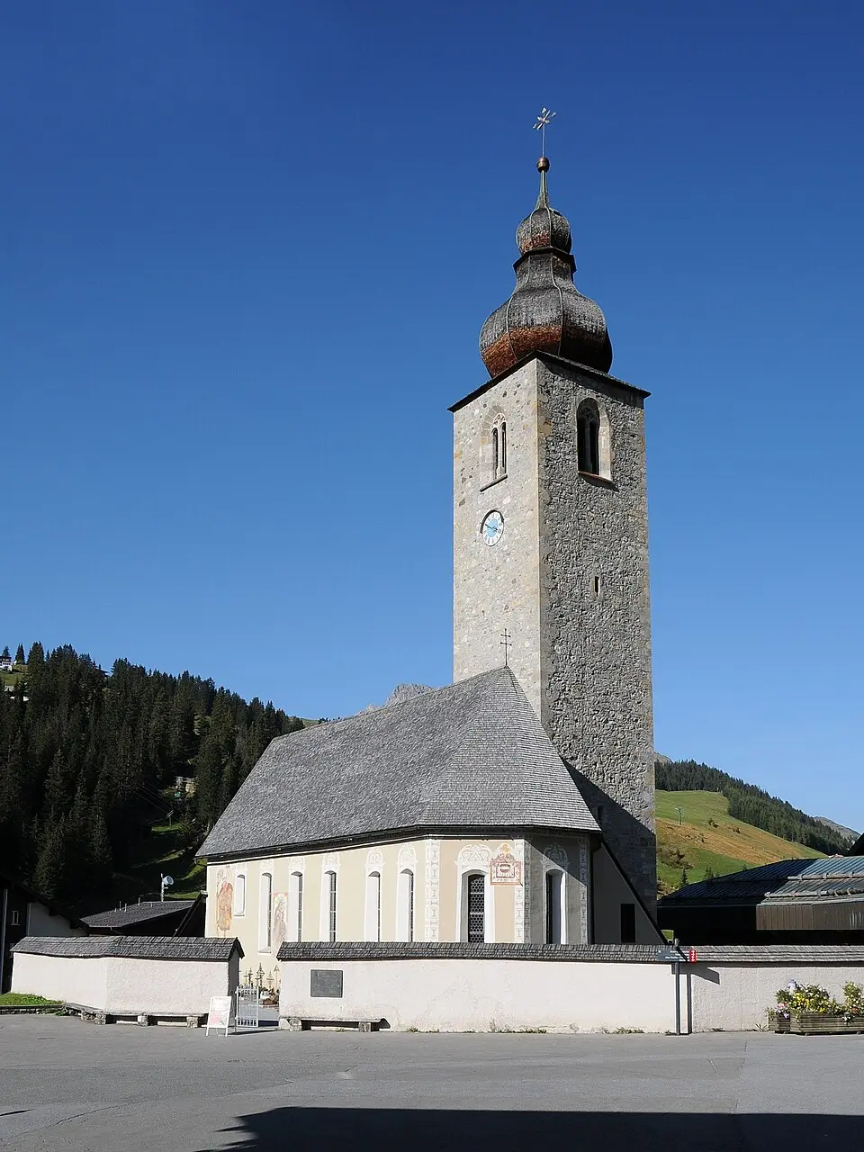 Bild: böhringer friedrich · CC BY-SA 2.5 Pfarrkirche Lech am Arlberg