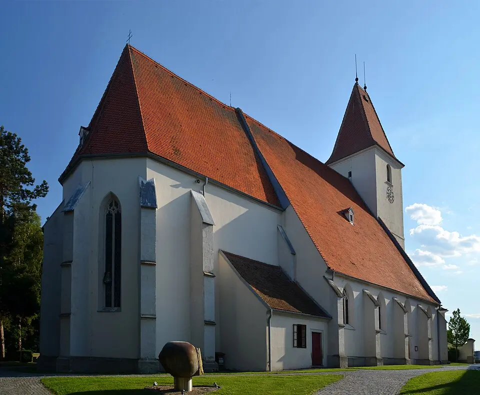Kath. Pfarrkirche hl. Petronilla und ehem. Friedhof