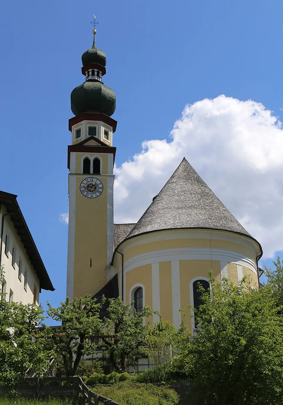 Kath. Pfarrkirche hl. Petrus und Kriegerdenkmal