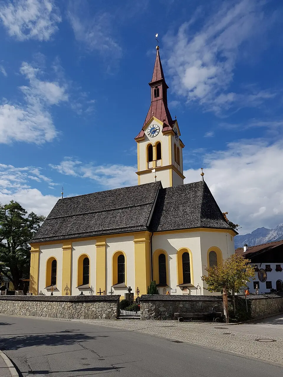 Slika: Simon Legner (User:simon04) · CC BY-SA 4.0 Kath. Pfarrkirche, hl. Ägidius einschließlich Friedhof mit Lourdes- und Totenkapelle