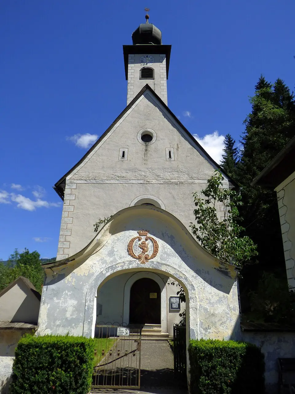 Kath. Pfarrkirche hl. Johannes Nepomuk und Friedhof