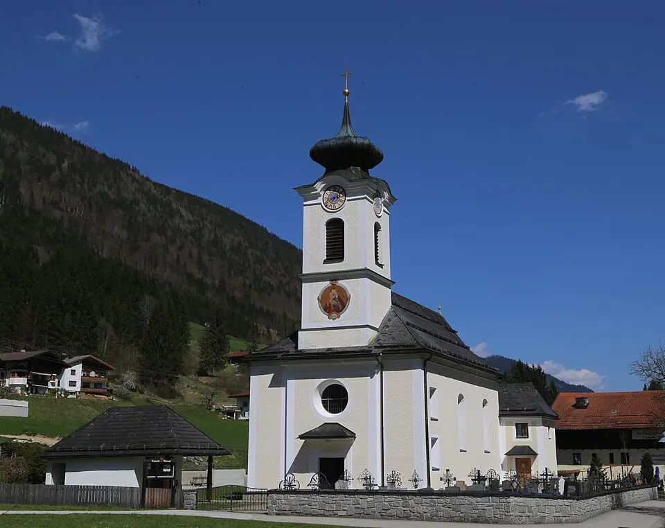 Kath. Pfarrkirche Mariahilf und Friedhof