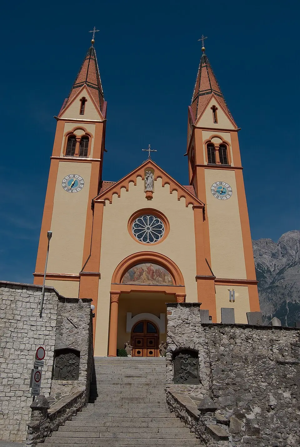 Bild: Kirk · CC BY-SA 3.0 Dekanatspfarrkirche Telfs