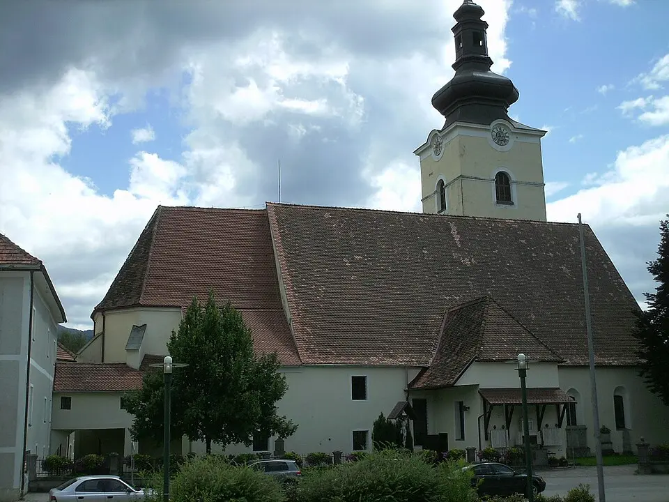 Kath. Pfarrkirche hl. Laurentius mit ehem. Friedhof und Kriegerdenkmal