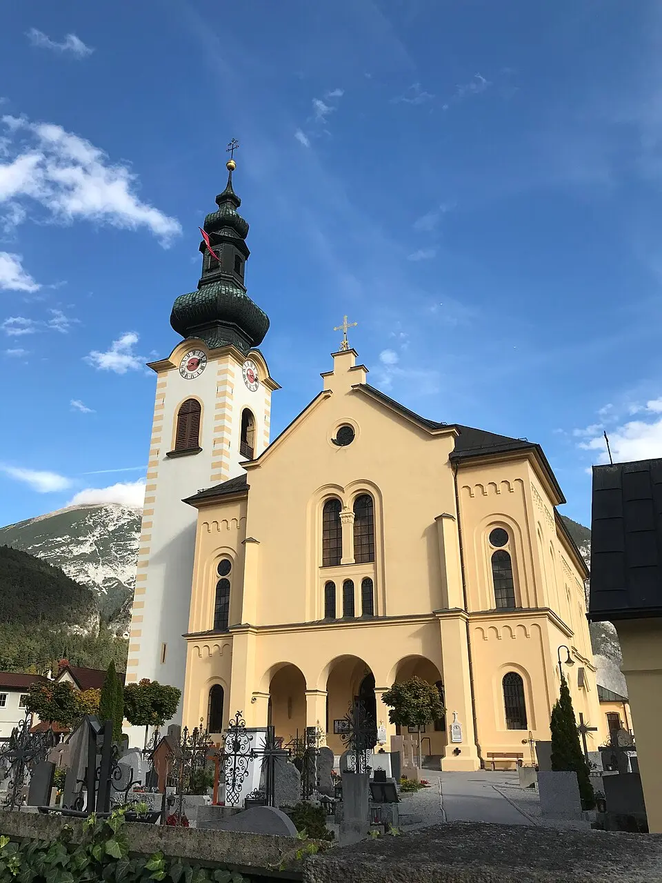 Image: TJG007 · CC BY-SA 4.0 Pfarrkirche Zirl