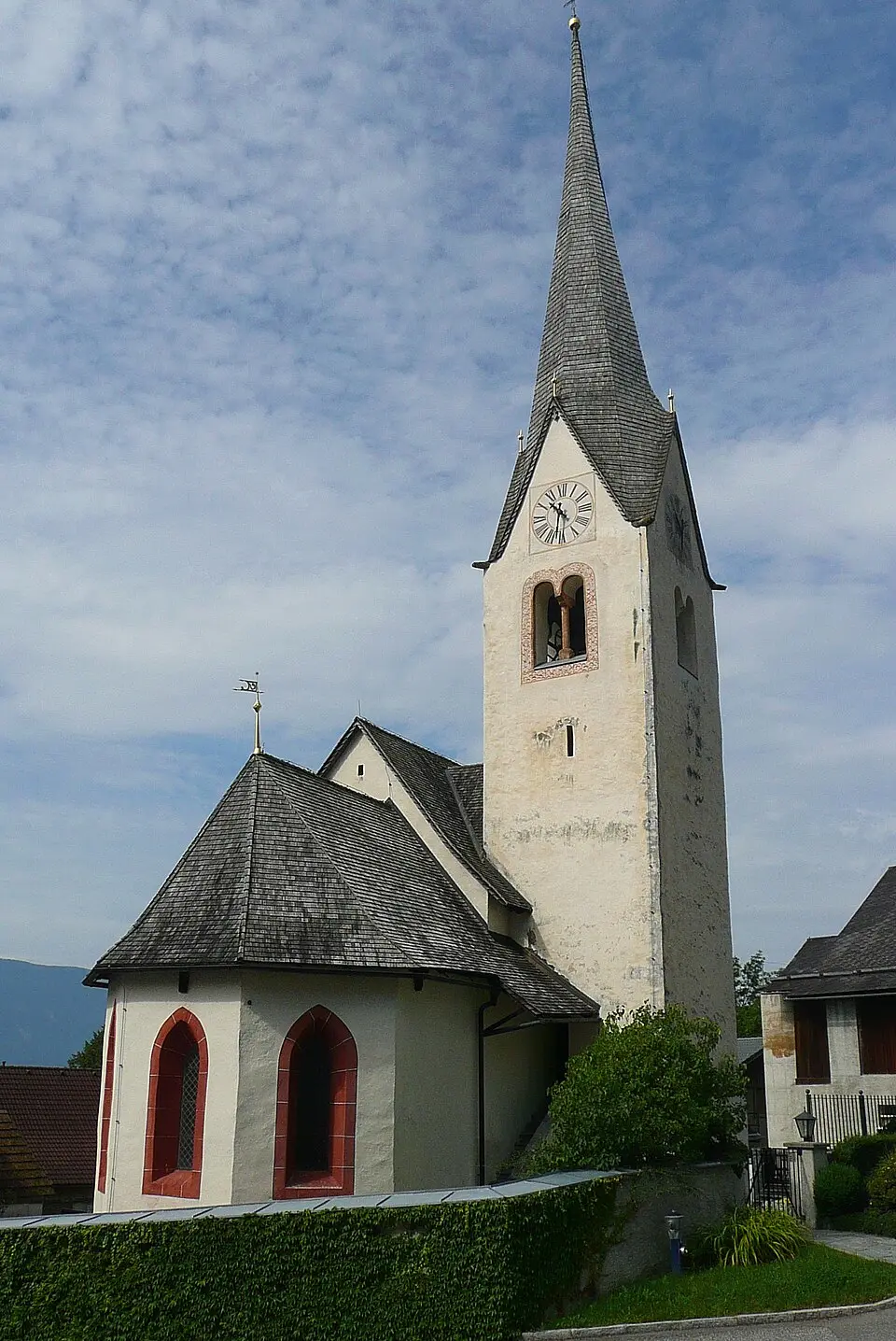 Kép: Peter Tritthart · CC BY 3.0 Kath. Pfarrkirche hl. Leonhard mit Friedhof