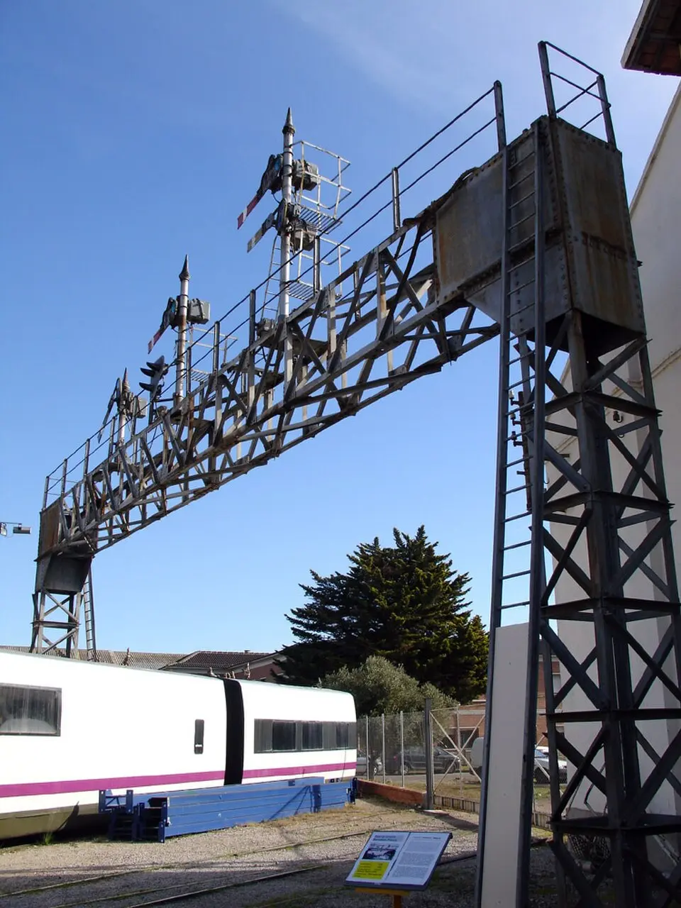 puente de señales de la estación de Barcelona-Francia