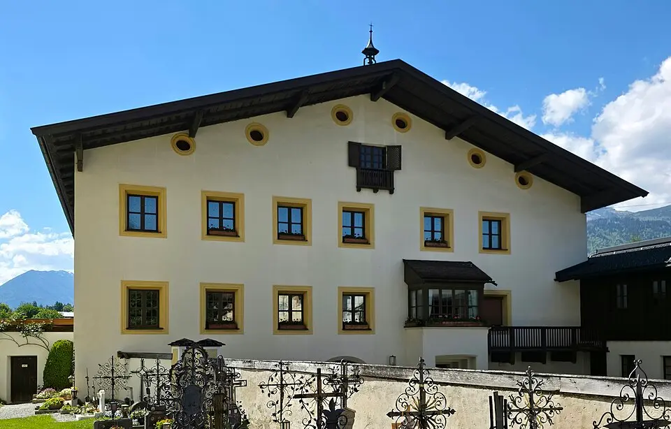 Slika: Ricardalovesmonuments · CC BY 4.0 Widum mit Brunnen- und Gartenhäuschen