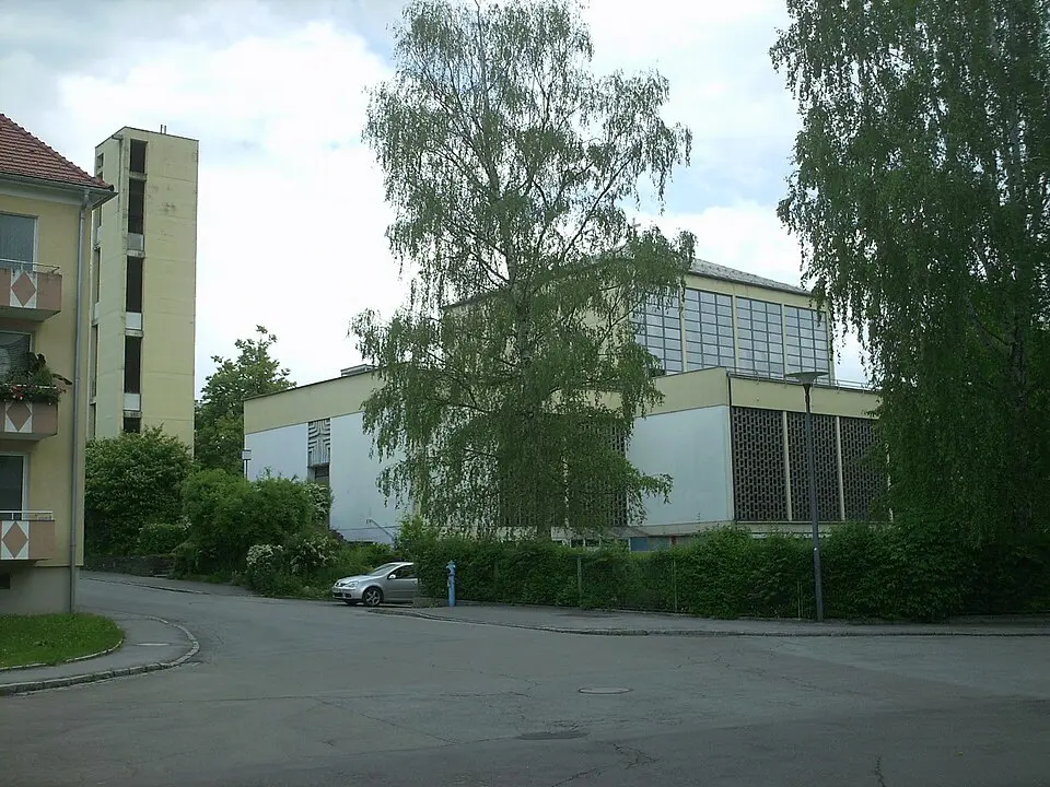 Slika: Veleius · CC BY-SA 3.0 AT Pfarrzentrum mit Nebengebäuden