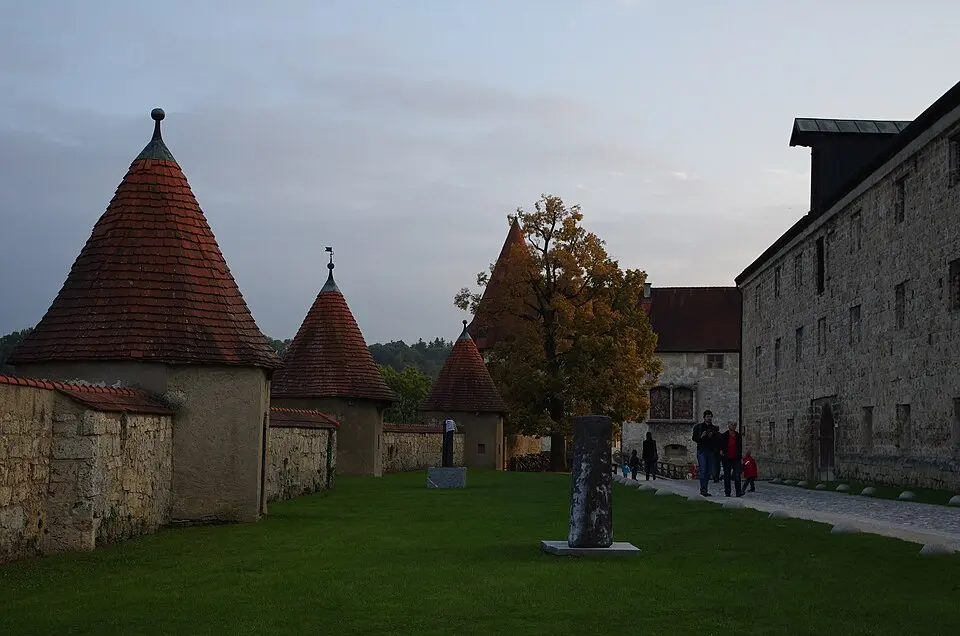 Slika: Blauer elephant · CC BY-SA 3.0 Burgbefestigung , mittelalterlich