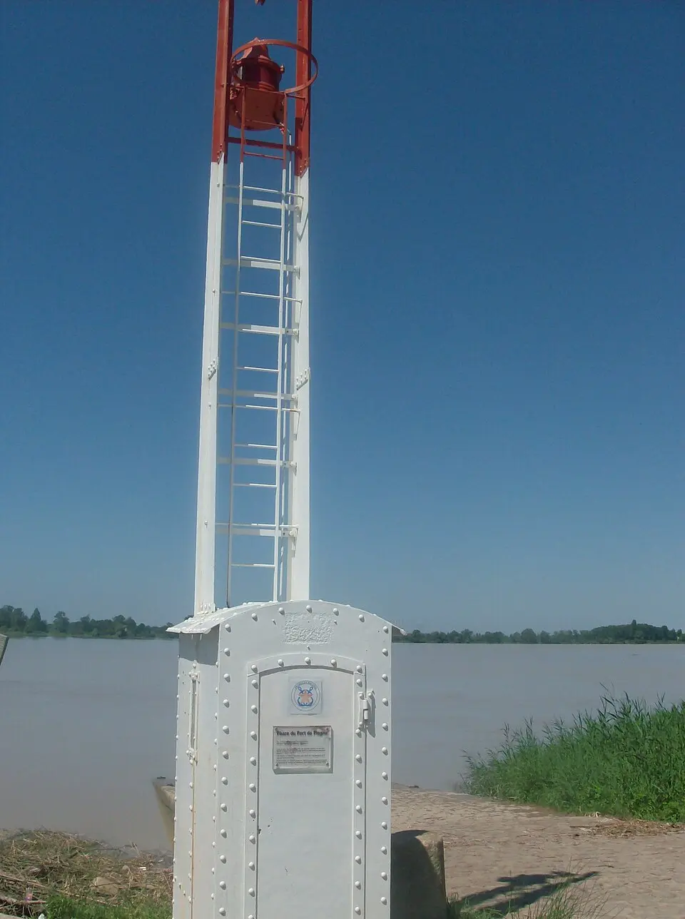 Kép: Ravenbuck · Public domain phare du port de Plagne