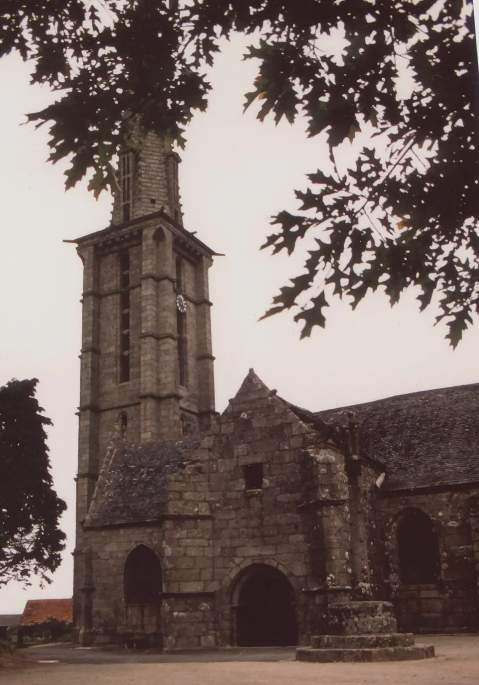 église Saint-Yves de Plounéour-Ménez