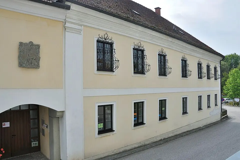 Slika: Isiwal · CC BY-SA 3.0 AT Pfarrhof, Kindergarten