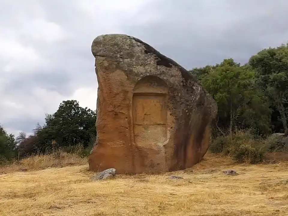 Image: Corucho99 · CC0 Piedra Escrita