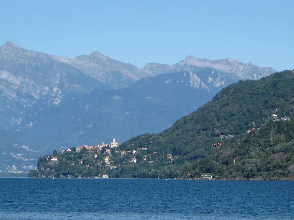 Pino sulla Sponda del Lago Maggiore