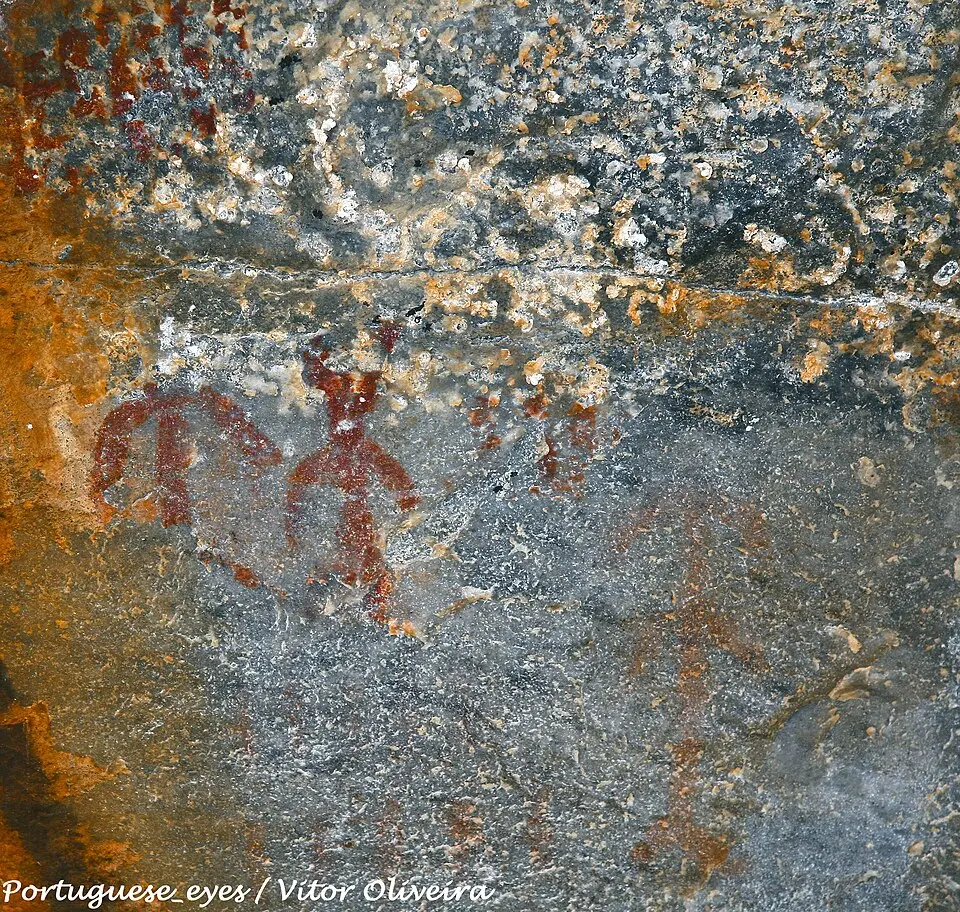 Abrigo com pinturas rupestres de Vale de Junco (Esperança)