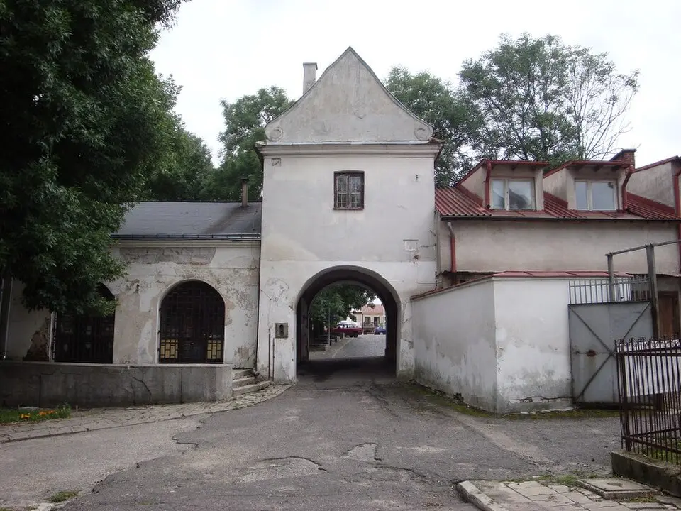 Zabudowania gospodarcze (wzdłuż ogrodzenia dziedzińca klasztornego od wewnątrz)
