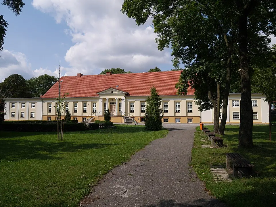 Dwór, ob. szkoła (dec.: pałac)