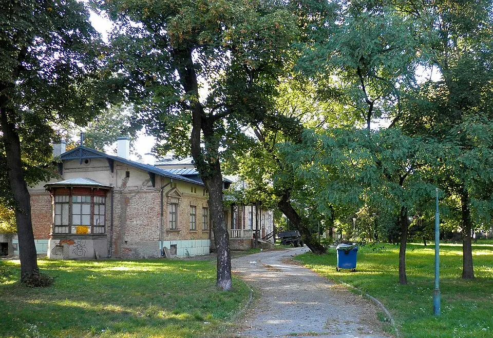 Bild: Nutaj · CC BY-SA 3.0 PL Park przy pałacyku dyrektora