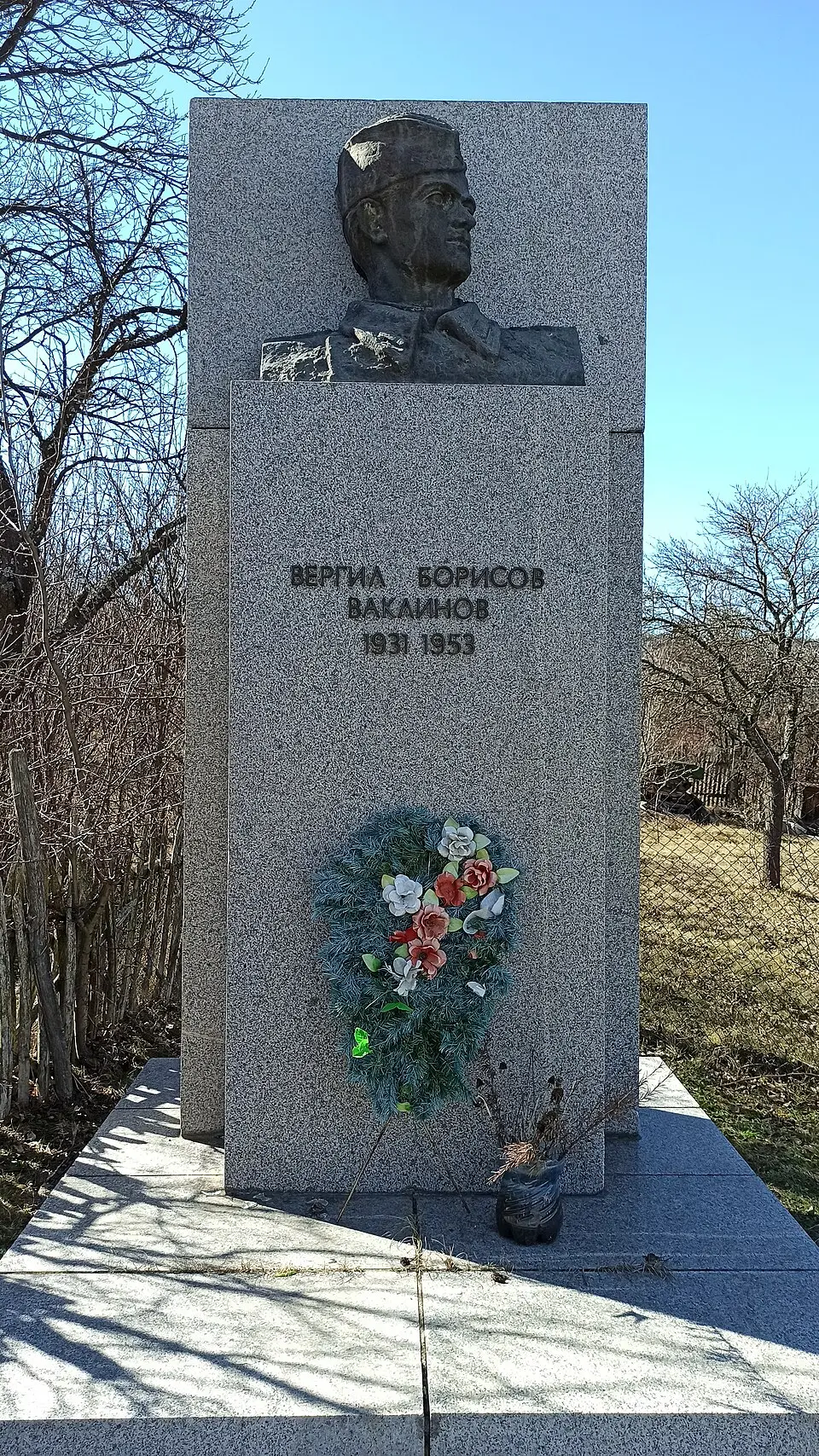 Паметник на Вергил Ваклинов