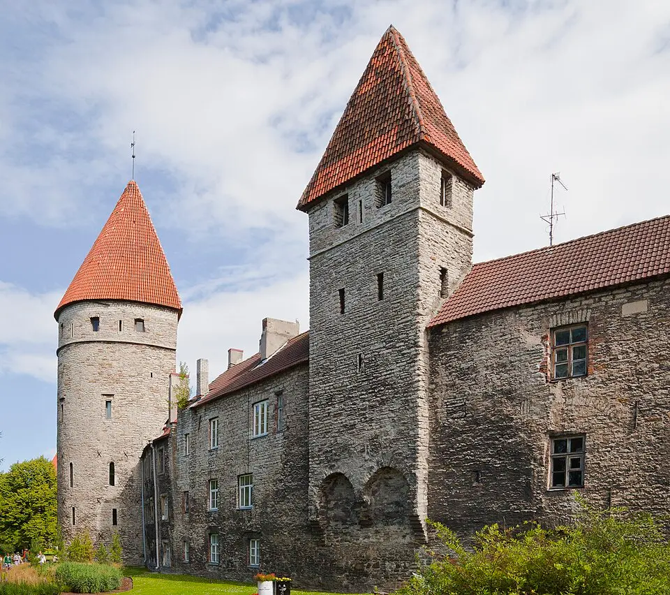 tour derrière les Nones