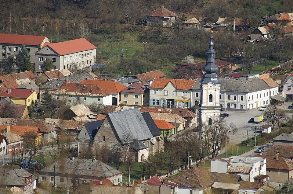 Bild: Pavouk · CC BY-SA 3.0 Reformierte Kirche (Plešivec)