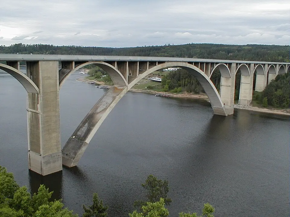 Image: cs:Wikipedista:Kokpit · CC BY-SA 3.0 Podolsko Bridge