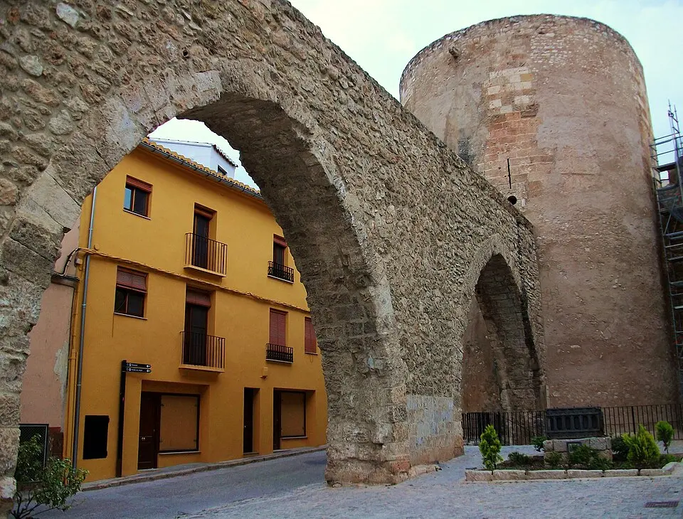 Obrázek: Joanbanjo · CC BY-SA 3.0 Castillo, acueducto y murallas