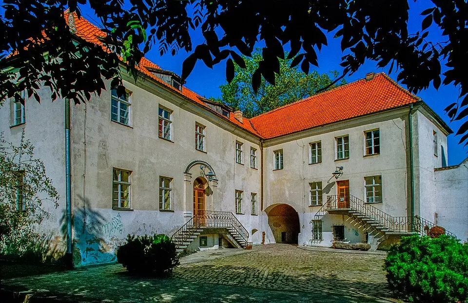 Zamek (dec. pałac), ob. biblioteka publiczna