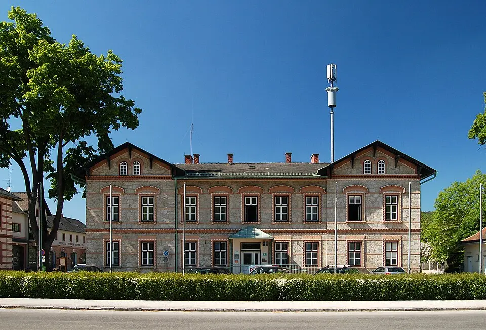 Amtsgebäude, ehem. Volksschule, Polizei