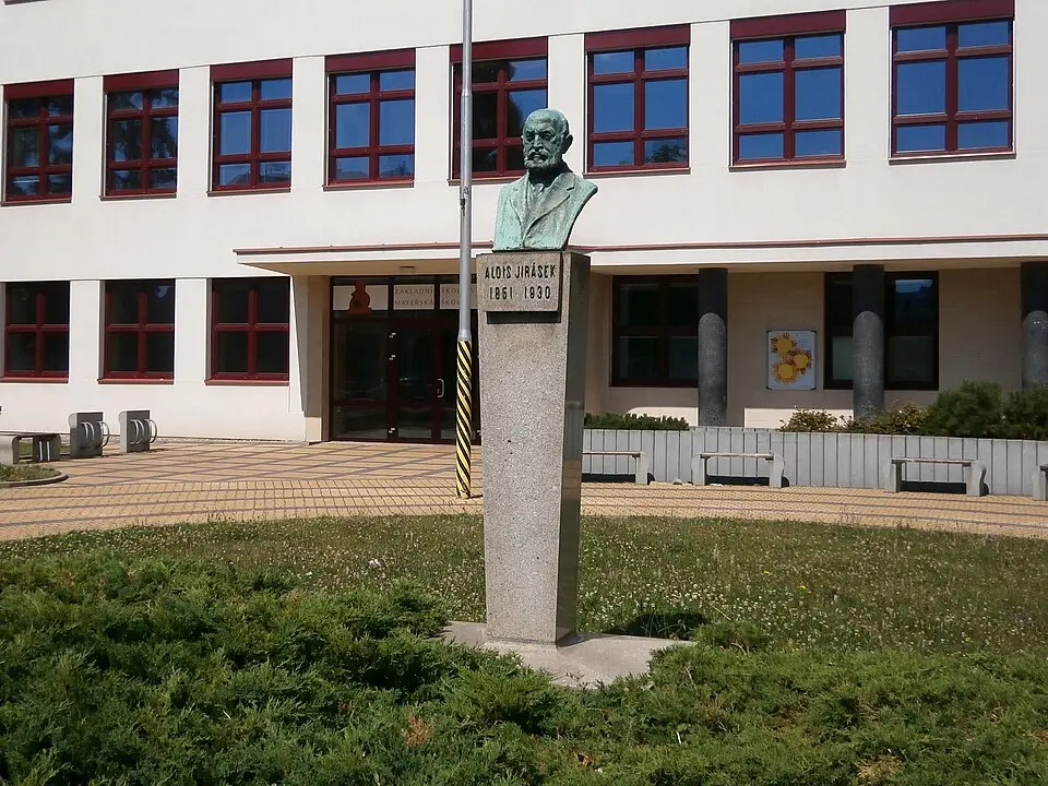 Pomník Aloise Jiráska před budovou ZŠ a MŠ Jiráskovo náměstí v Hradci Králové