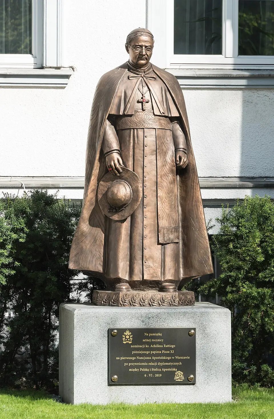Pomnik Achillesa Rattiego w Warszawie