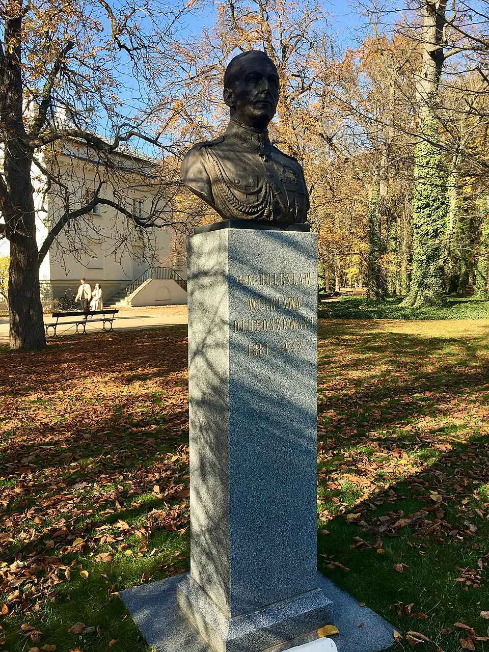 popiersie Bolesława Wieniawy-Długoszowskiego