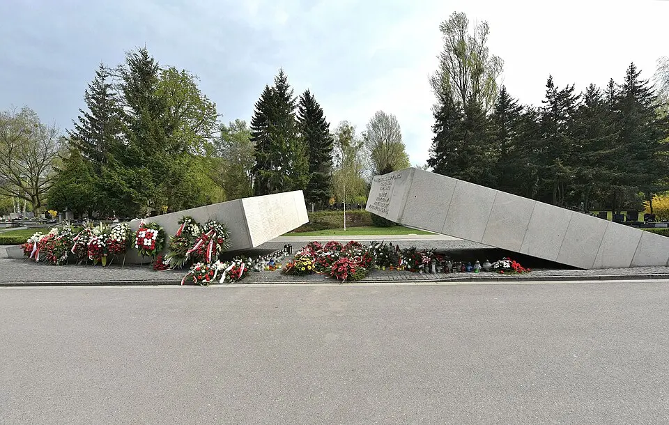 Pomnik ofiar katastrofy smoleńskiej na Cmentarzu Wojskowym na Powązkach w Warszawie