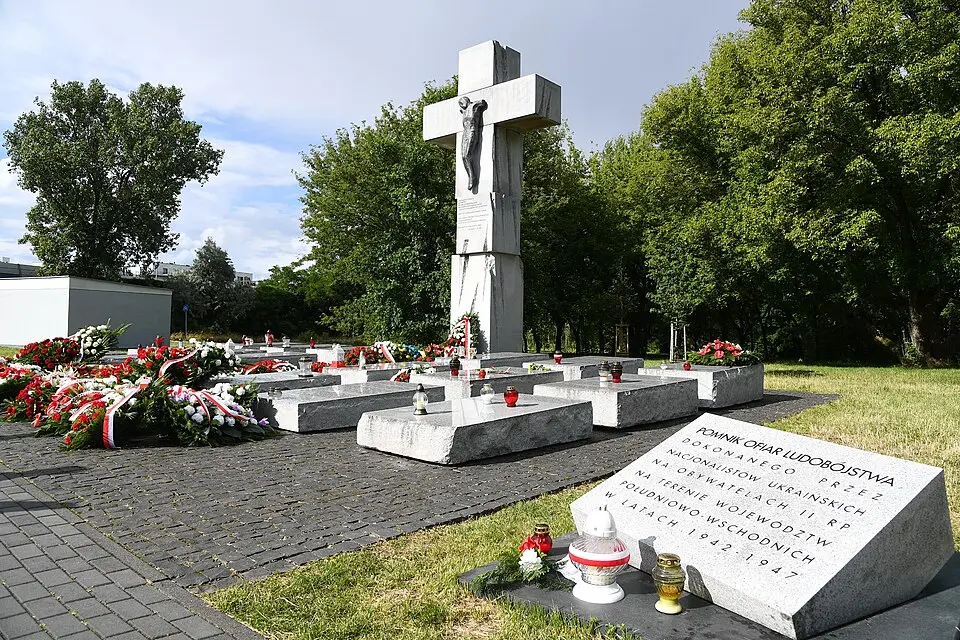 Image: gov.pl · CC BY 3.0 PL Pomnik Rzezi Wołyńskiej w Warszawie