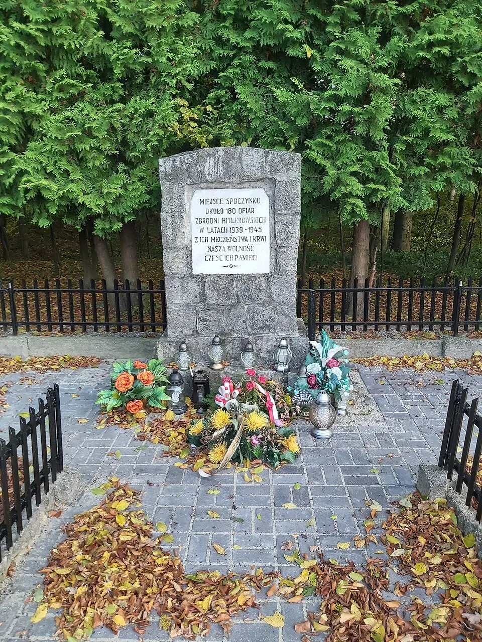 Obelisk upamiętniający więźniów zamordowanych w obozie pracy w Zebrzydowicach