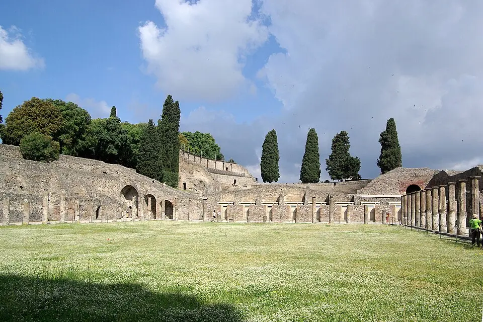 Quadriportico dei Teatri / Caserma dei Gladiatori